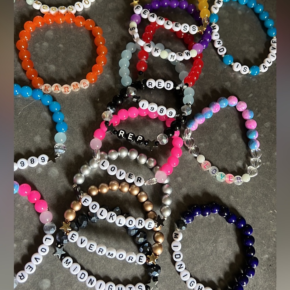PACK OF 15 TAYLOR SWIFT friendship bracelets!